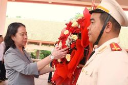 Phó Chủ tịch nước Võ Thị Ánh Xuân dâng hương tri ân các Anh hùng liệt sĩ tại Khu di tích Bình Thành