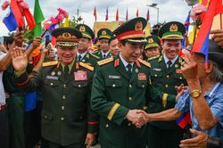 Thắm t&igrave;nh đo&agrave;n kết hai b&ecirc;n bi&ecirc;n giới Việt Nam-L&agrave;o
