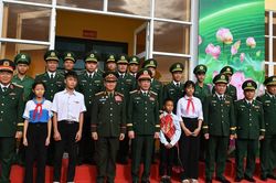 Đoàn đại biểu cấp cao Bộ Quốc phòng Việt Nam-Lào thăm, tặng quà Đồn Biên phòng cửa khẩu Thanh Thủy