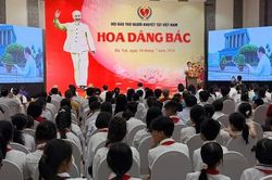 Chương trình 'Hoa dâng Bác' biểu dương 170 em trẻ mồ côi, trẻ bị bỏ rơi tiêu biểu, vượt khó vươn lên trong học tập và cuộc sống