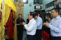 Phó Thủ tướng Chính phủ viếng Anh hùng Lực lượng vũ trang, thăm, tặng quà thương binh ở Thanh Hóa