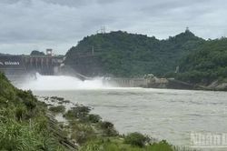 Hồ thủy điện Hòa Bình mở một cửa xả đáy để bảo đảm an toàn công trình