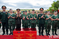 Đo&agrave;n đại biểu Việt Nam - L&agrave;o thăm Đồn Bi&ecirc;n ph&ograve;ng Cửa khẩu Thanh Thủy