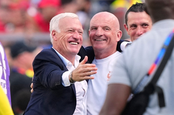 HLV Didier Deschamps: 'Đội tuyển Pháp thật phi thường'