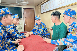 T&agrave;u 797 (V&ugrave;ng 1 Hải qu&acirc;n) phối hợp cứu th&agrave;nh c&ocirc;ng 10 ngư d&acirc;n gặp nạn tr&ecirc;n biển