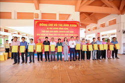 Ph&oacute; chủ tịch nước V&otilde; Thị &Aacute;nh Xu&acirc;n d&acirc;ng hương tưởng niệm c&aacute;c anh h&ugrave;ng liệt sĩ tại T&acirc;y Ninh