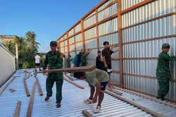Cà Mau: Đồn Biên phòng Đất Mũi hỗ trợ người dân hoàn cảnh khó khăn dựng lại nhà