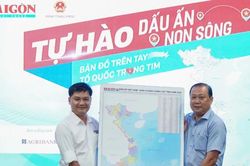 B&aacute;o S&agrave;i G&ograve;n Giải Ph&oacute;ng trao tặng bản đồ Việt Nam tại C&agrave; Mau
