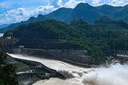 Từ 11 giờ ng&agrave;y 11-7, mở 1 cửa xả đ&aacute;y hồ thủy điện H&ograve;a B&igrave;nh