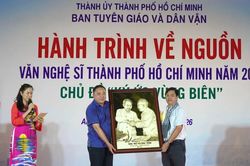 Chương trình văn nghệ và tặng quà 'Ký ức vùng Biên'