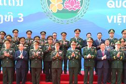Đại tướng Phan Văn Giang đón Bộ trưởng Quốc phòng Lào tại cột mốc biên giới