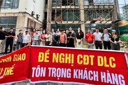 [VIDEO] Dự án Harmony Square Hà Nội chậm bàn giao gần 5 năm, dân căng băng rôn
