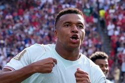 Mbappe bắt kịp Messi, Ph&aacute;p lần thứ 3 li&ecirc;n tiếp v&agrave;o b&aacute;n kết World Cup