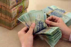 Lương tăng và bài toán giữ giá