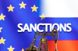 G&oacute;i trừng phạt thứ 21 nhằm v&agrave;o Nga: EU 'chạy đua' t&igrave;m tiếng n&oacute;i chung; vấn đề gi&aacute; trần dầu, thủy sản g&acirc;y tranh c&atilde;i