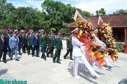 Đoàn đại biểu cấp cao Bộ Quốc phòng hai nước Việt Nam - Lào dâng hương tưởng niệm Chủ tịch Hồ Chí Minh tại Khu Di tích quốc gia đặc biệt Kim Liên