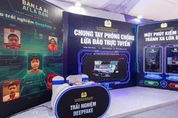 Triển lãm tương tác 'Bức tường An ninh mạng' đang diễn ra tại phố đi bộ Hồ Gươm