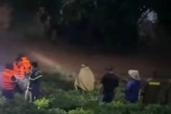 Thái Nguyên: Xuyên đêm tìm bé 12 tuổi bị lũ cuốn trôi