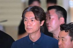 HLV Hong Myung-bo thừa nhận đưa gia đình rời Hàn Quốc vì bị đe dọa