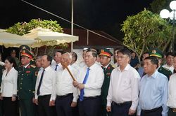 Phó Thủ tướng Thường trực Chính phủ dự lễ tri ân các liệt sĩ Đại đội Pháo binh 45 Hà Tĩnh