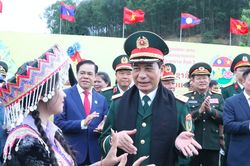 Đại tướng Phan Văn Giang và Đại tướng Khamliang Outhakaysone múa Lamvong cùng đồng bào biên giới