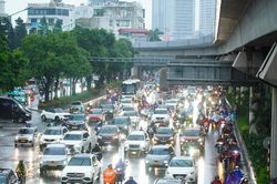 Mưa xối xả đúng giờ tan tầm, nhiều tuyến phố Hà Nội ngập cục bộ