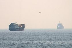 Nhiều t&agrave;u li&ecirc;n quan đến Nhật Bản tiếp tục đi qua eo biển Hormuz