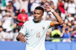 CĐV Pháp phẫn nộ với trọng tài khi Mbappe sút hỏng penalty