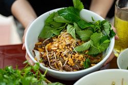 Chủ quán Hà Nội bán món 'phở lạ', hấp sợi phở như bánh bao, trộn 2 loại nước xốt