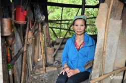 Người phụ nữ Mường gác lại hạnh phúc riêng, dành cả đời chăm 2 chị bệnh tật