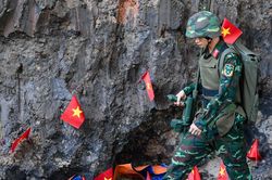 Cận cảnh hố đào 2m phát hiện thêm 5 hài cốt liệt sĩ ở công viên Lê Thị Riêng
