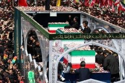 Iran an táng cố lãnh tụ Ali Khamenei, tàu thuyền qua Hormuz giảm mạnh
