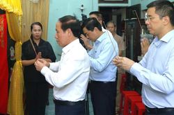 Phó Thủ tướng Lê Tiến Châu dâng hương tưởng nhớ Anh hùng Ngô Thị Tuyển