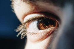 Tin giật mí mắt phải báo điềm xấu, người đàn ông tự 'đuổi xui' rồi suýt mất thị lực