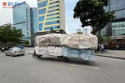 Hiểm họa từ xe ba bánh, xe tự chế chở hàng cồng kềnh giữa phố Hà Nội