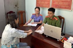 Kiểm sát viên tham gia lấy lời khai ban đầu các đối tượng trong vụ án ma túy