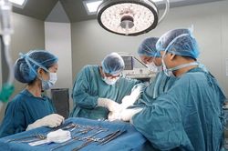 Phẫu thuật thành công ca ung thư tuyến giáp xâm lấn phức tạp