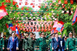 Phó Thủ tướng, Bộ trưởng Quốc phòng Việt Nam, Lào dâng hương tưởng niệm Chủ tịch Hồ Chí Minh tại Kim Liên
