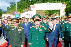 X&acirc;y dựng đường bi&ecirc;n giới h&ograve;a b&igrave;nh, hữu nghị giữa Việt Nam v&agrave; L&agrave;o