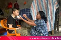 Vòng tay nhân ái: Xót xa cảnh mẹ già nghèo nuôi con tật nguyền