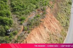 Xuất hiện vết nứt lớn tr&ecirc;n n&uacute;i, nguy cơ sạt lở khối đất đ&aacute; 'khủng' xuống đường