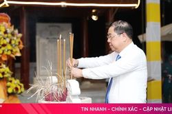 Đồng ch&iacute; Phạm Gia T&uacute;c d&acirc;ng hương tại Khu di t&iacute;ch lịch sử B&atilde;i Dừa