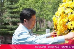 Bộ trưởng Bộ Xây dựng dâng hương tri ân các anh hùng liệt sĩ tại Hà Tĩnh