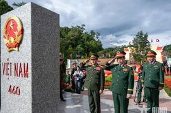 Việt Nam-L&agrave;o thắt chặt t&igrave;nh đo&agrave;n kết từ tuyến bi&ecirc;n giới h&ograve;a b&igrave;nh