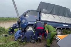 Kịp thời giải cứu 2 nạn nhân mắc kẹt sau tai nạn giao thông