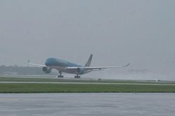 H&agrave;ng loạt chuyến bay của Vietnam Airlines bị ảnh hưởng do si&ecirc;u b&atilde;o BAVI