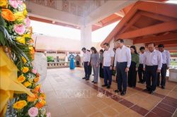 Phó Chủ tịch nước dâng hương tưởng niệm các Anh hùng liệt sĩ tại Tây Ninh