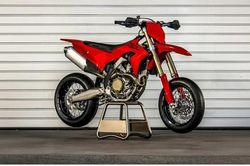 'Cào cào chúa' Ducati lột xác thành supermoto đua đầu tiên trong lịch sử hãng