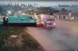 Đoàn tàu đâm trúng xe buýt chở học sinh cố vượt qua đường ray