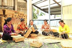 Khi phụ nữ 'bắt trend' l&agrave;m gi&agrave;u, x&oacute;a ngh&egrave;o